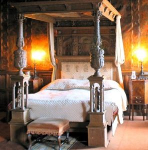 What Is The Oldest Piece Of Furniture In The World Furnishack   400 Year Bed 1 296x300 